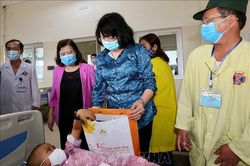 Phó Chủ tịch nước thăm và tặng quà bệnh nhi ung thư tại Bệnh viện K