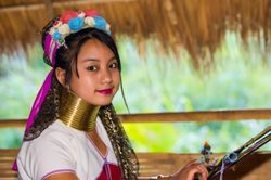 Đằng sau cách làm đẹp đau đớn của 'phụ nữ hươu cao cổ' ở Myanmar