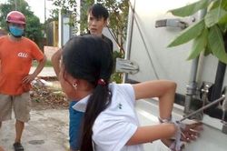 Bé gái 12 tuổi bị gia đình cột chân trói tay vào xe tải vì nghi trộm tiền