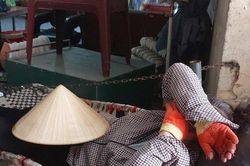 Xót thương người lao động 'gục ngã' dưới cái nắng quay quắt ở miền Trung