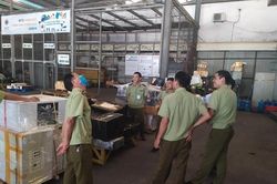 Tạm giữ hơn 1.800 mỹ phẩm, thực phẩm chức năng, đồ gia dụng nhập lậu tại sân bay Nội Bài