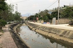 Nan giải tình trạng xả rác ra kênh Ðại thủy nông Nậm Rốm