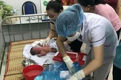 Bé sơ sinh còn dây rốn bị bỏ rơi ngoài ruộng
