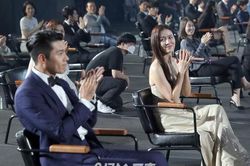Son Ye Jin bị và Hyun Bin tại LHP: 'Tình bể bình' cũng chỉ được thế này thôi!