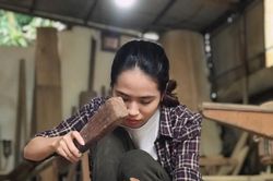 Từ bỏ công việc văn phòng với mức lương khủng, cô gái trẻ 9x theo đuổi nghề mộc