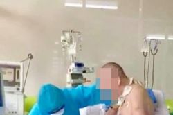 Phi công người Anh đã phục hồi 'thần kỳ', tự ngồi dậy viết vào bảng