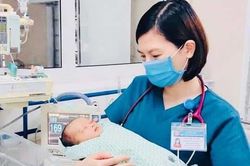 Bé sơ sinh 3 ngày tuổi tổn thương khắp người vì bị bỏ rơi ở hố ga trong thời tiết nắng nóng