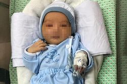 Bé trai bị bỏ rơi ở hố ga có thể mở to đôi mắt