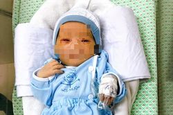 Bé sơ sinh bị bỏ rơi dưới hố ga đã bắt đầu hồi phục