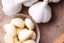 Những người mắc bệnh này không nên ăn tỏi