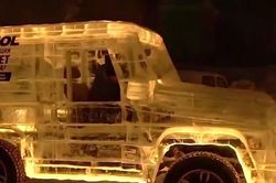 Clip: Chiêm ngưỡng siêu xe Mercedes-Benz G-Class làm từ băng