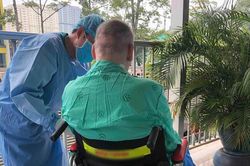 Nam phi công người Anh hồi phục ngoạn mục