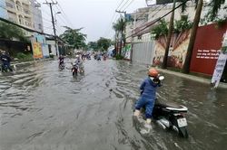 Mưa liên tục 4 tiếng, nhiều tuyến đường ở TP.HCM ngập sâu