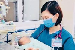 Bé sơ sinh bị bỏ rơi ở hố ga vẫn còn nặng, nguy cơ sốc nhiễm khuẩn
