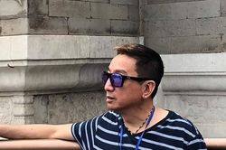 'Ông hoàng nhạc nghèo' Trường Vũ đến thời… bung lụa?