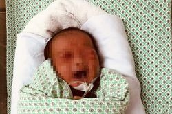 Nhiều người muốn nhận nuôi bé sơ sinh bị bỏ rơi dưới hố ga
