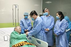 Nam phi công người Anh cười tươi, bắt tay lãnh đạo TPHCM