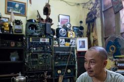 Hé lộ bí mật trong bộ sưu tập đồ dùng thời chiến của người đàn ông phố cổ