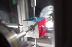 Clip: Kinh ngạc xem robot giải mã khối rubik trong nháy mắt