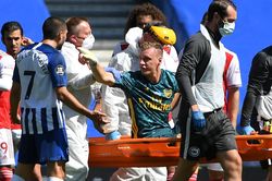 Đau đớn nằm cáng, thủ môn Arsenal vẫn bật dậy chỉ thẳng mặt 'thủ phạm'