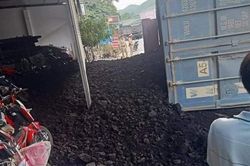 Yên Bái: Xe đầu kéo lật, đè xe máy khiến 2 người tử vong tại chỗ
