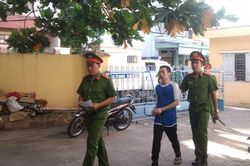 Nhét cưa sắt trong cây chả rồi tuồn vào nhà tạm giam để trốn trại, 3 bị cáo tội chồng tội