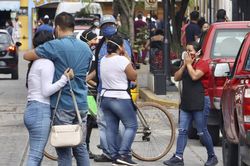 Nhà cao tầng nứt toác, người dân hoảng loạn lao ra đường trong động đất 7,4 độ Richter ở Mexico