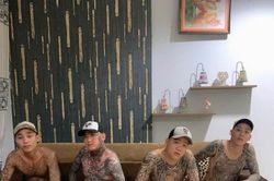 Trí 'nhảm' cùng đồng bọn trả tiền, phát áo cam cho đàn em để tránh bị đánh nhầm