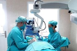 Cấp cứu bệnh nhân bị gãy lưỡi cưa ghim vào mắt