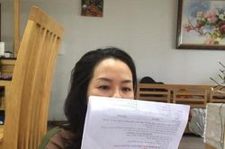 Góc ấm lòng: Mẹ ra tay 'cứu nguy' mùa thi, cùng con gái học bài từ sáng sớm