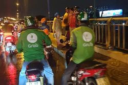 Cô gái trẻ có hình xăm hoa hồng nhảy cầu tự tử
