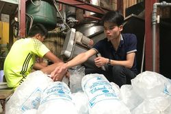 Trời nắng nóng, cơ sở sản xuất đá viên chạy hết công suất vẫn cháy hàng