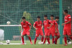 HLV Park Hang Seo đứng từ xa 'soi' U22 Việt Nam