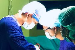 Tiêm thuốc vào cột sống - Coi chừng nguy hiểm tính mạng