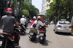 Pha dắt xe máy của 2 cô gái bị cộng đồng mạng lên án dữ dội