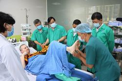 Tận mắt xem bệnh nhân phi công 'buôn chuyện', thử lực chân cùng bác sĩ