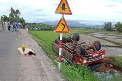 Ô tô tải va chạm với xe mô tô, 2 người thương vong