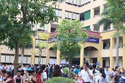 Hàng nghìn thí sinh dự thi vào lớp 10 Trường chuyên Ngoại ngữ