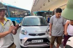 Hà Nội: Ô tô vượt đèn đỏ kéo lê CSGT trên đường