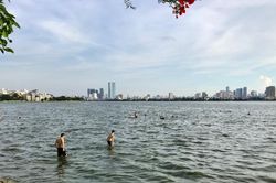 Hà Nội: Người dân đổ xô ra hồ Tây bơi lội 'giải nhiệt'