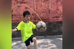 Clip: Kinh ngạc cậu bé 9 tuổi vừa nhảy dây vừa tâng bóng 40 lần