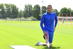 Tân binh Hakim Ziyech hớn hở tập buổi đầu cùng Chelsea