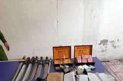 Triệt phá sới bạc, bắt giữ hàng chục đối tượng cùng nhiều hung khí