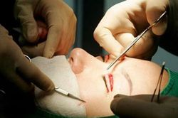 Quảng cáo không phép, khám bệnh trục lợi, loạt phòng khám ở Sài Gòn bị 'sờ gáy'