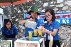 Suất cơm, nước mía miễn phí hỗ trợ thí sinh vùng cao thi vào lớp 10