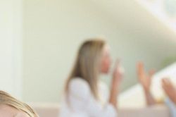Khi nào bị hạn chế quyền thăm con sau ly hôn?