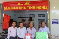 Bàn giao nhà tình nghĩa