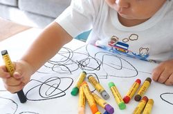 Những thói quen của con khiến bố mẹ nổi cáu nhưng thực chất rất tốt cho não bộ