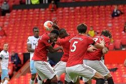 Pogba nhận không ít những chỉ trích từ Gary Neville và Patrice Evra