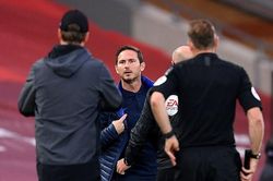 Cận cảnh Frank Lampard quát mắng ban huấn luyện Liverpool